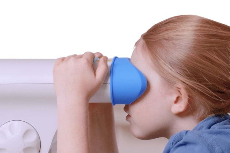 Child receiving Eyerising RLRL therapy